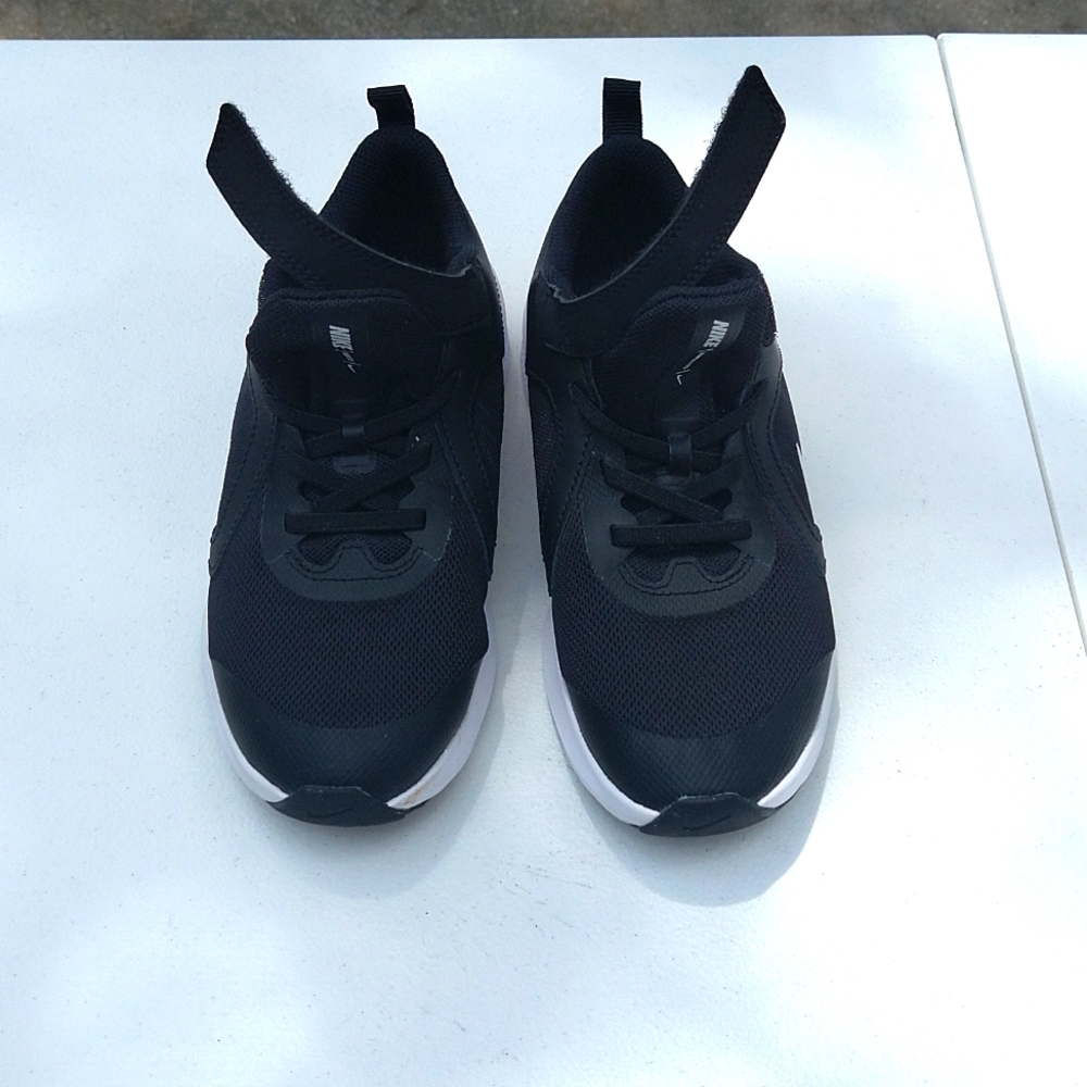 Nike Downshifter Boys Size 2 Black/White